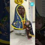 Criança veste traje de Nossa Senhora Aparecida e emociona fiéis em visita ao Santuário #shorts