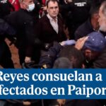 Los Reyes abrazan y consuelan a los afectados por la DANA en Paiporta